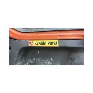 Kengät pois! -tarra